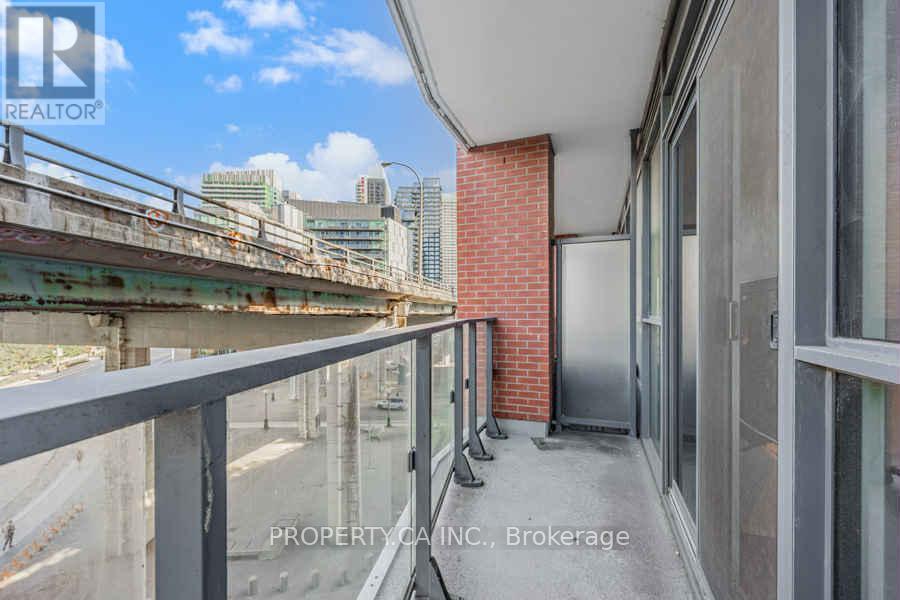 605 - 50 Bruyeres Mews Road W, Toronto, Ontario  M5V 0H8 - Photo 13 - C12197833