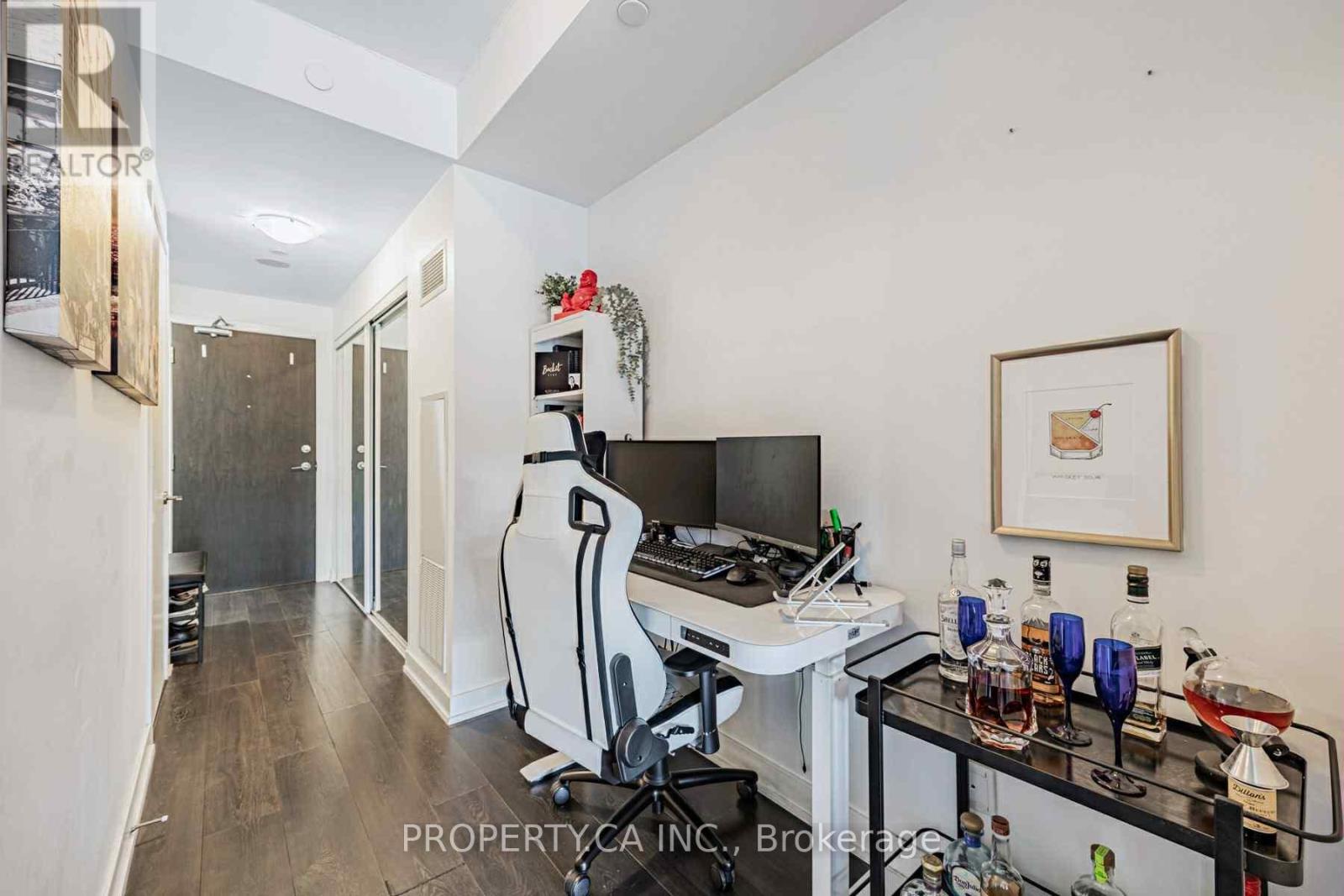 605 - 50 Bruyeres Mews Road W, Toronto, Ontario  M5V 0H8 - Photo 9 - C12197833
