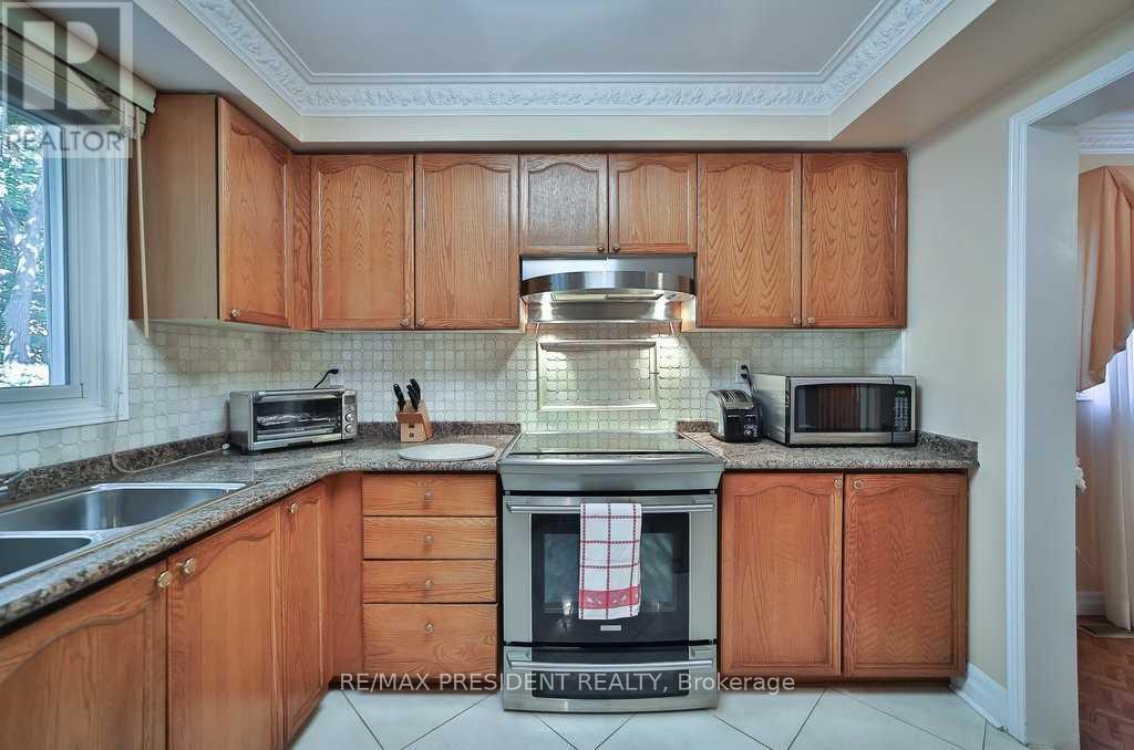 30 Anvil Court, Richmond Hill (Westbrook), Ontario  L4C 9G6 - Photo 10 - N12197799