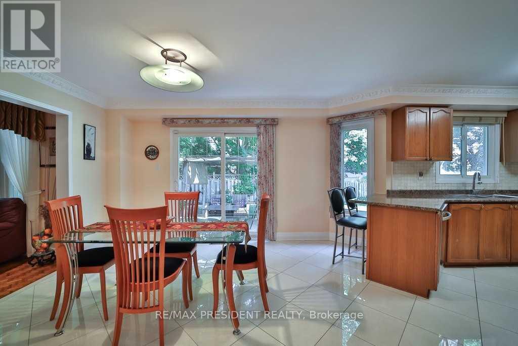 30 Anvil Court, Richmond Hill (Westbrook), Ontario  L4C 9G6 - Photo 12 - N12197799