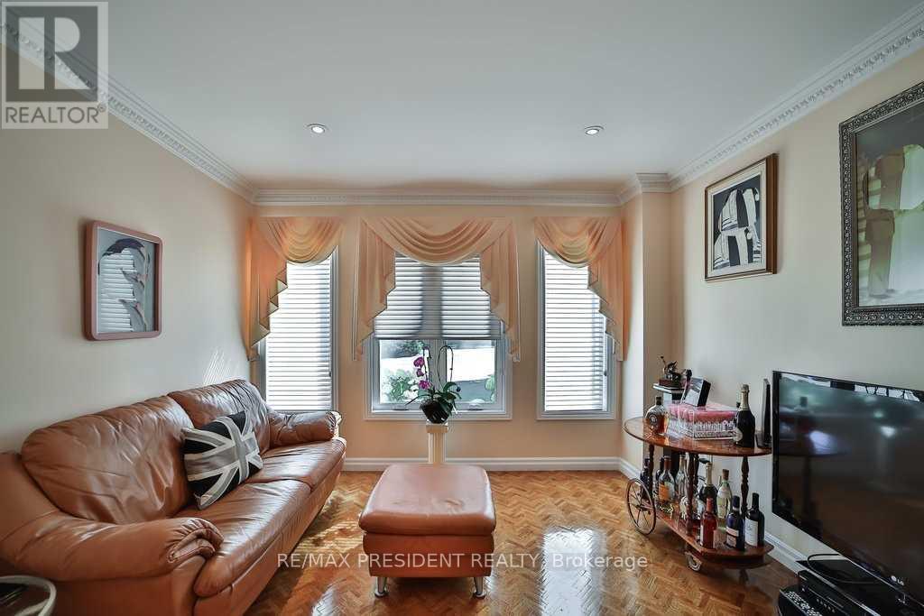 30 Anvil Court, Richmond Hill (Westbrook), Ontario  L4C 9G6 - Photo 6 - N12197799