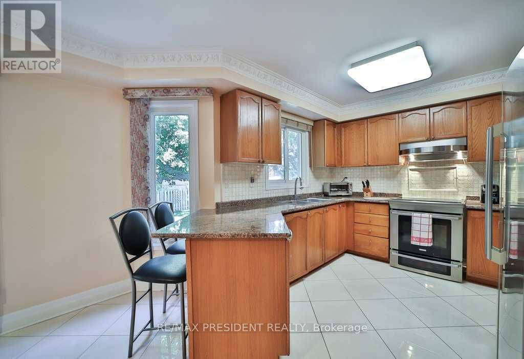 30 Anvil Court, Richmond Hill (Westbrook), Ontario  L4C 9G6 - Photo 8 - N12197799