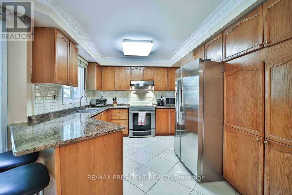 30 Anvil Court, Richmond Hill (Westbrook), Ontario  L4C 9G6 - Photo 9 - N12197799