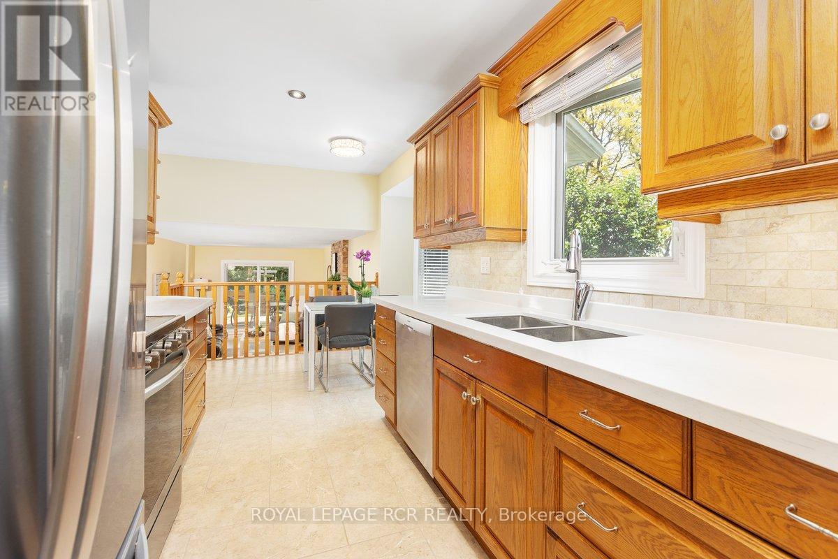 30 Blackstone Court, East Gwillimbury (Holland Landing), Ontario  L9N 1C2 - Photo 6 - N12197893
