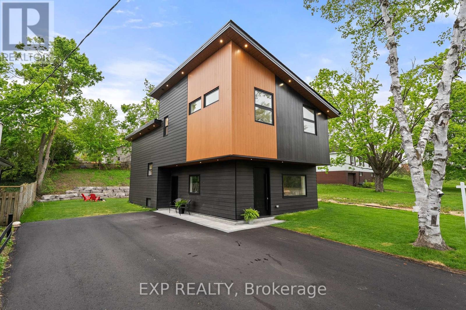 168 Berczy Street, Barrie, Ontario  L4M 3R6 - Photo 1 - S12197877