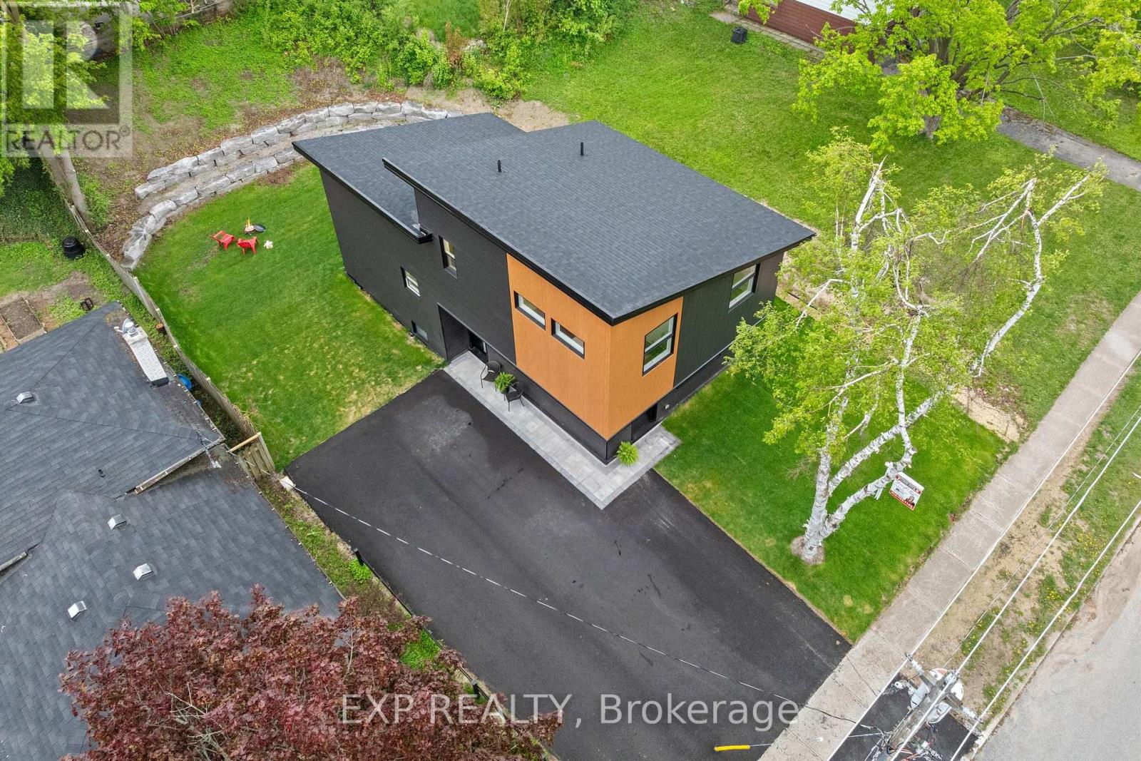168 Berczy Street, Barrie, Ontario  L4M 3R6 - Photo 2 - S12197877