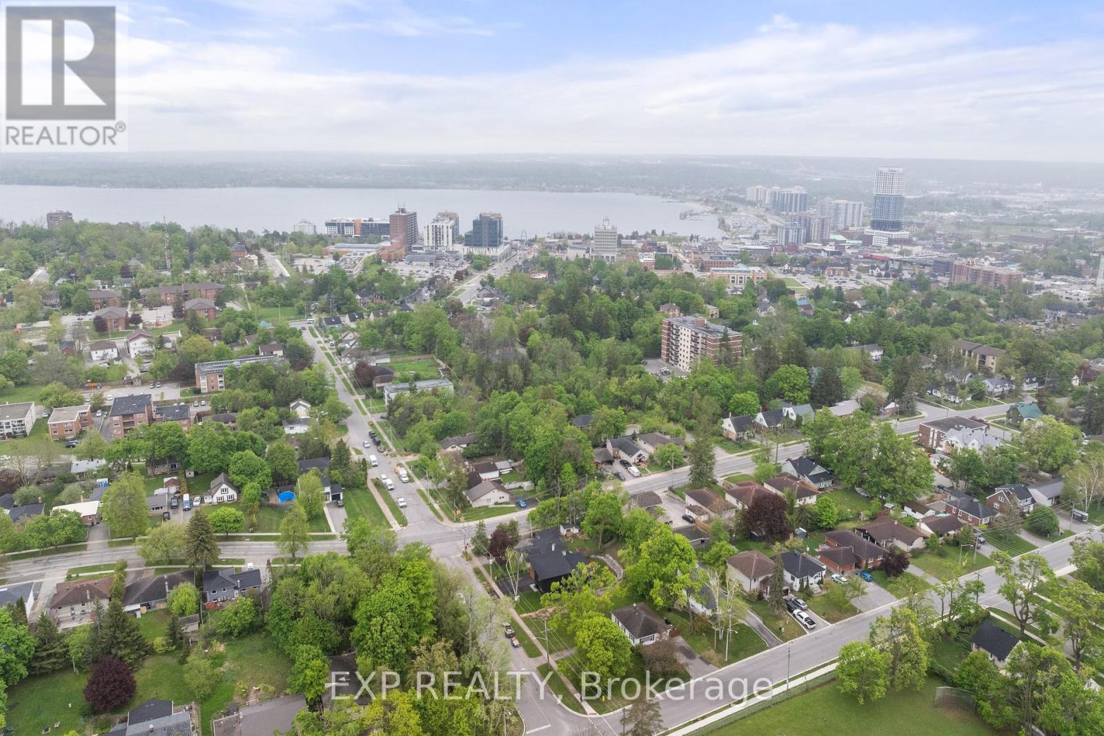 168 Berczy Street, Barrie, Ontario  L4M 3R6 - Photo 4 - S12197877