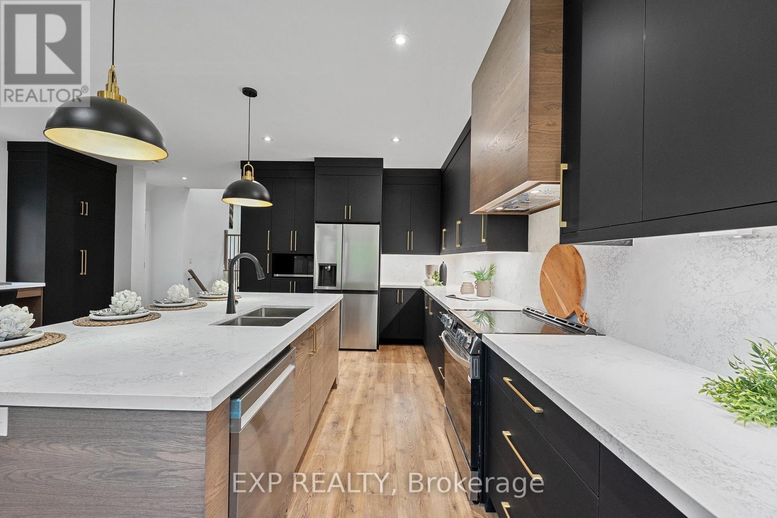 168 Berczy Street, Barrie, Ontario  L4M 3R6 - Photo 7 - S12197877