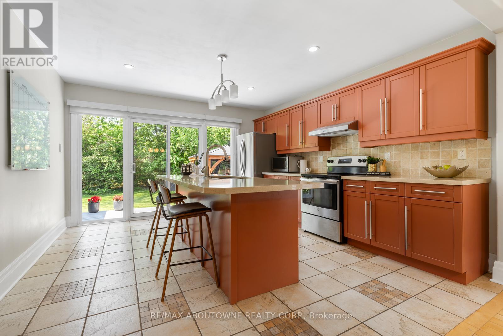 1143 Shaw Street, Oakville, Ontario  L6L 2S1 - Photo 9 - W12197911