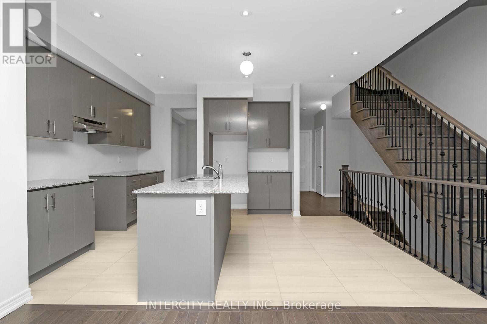36 Queenpost Drive, Brampton (Credit Valley), Ontario  L6Y 6L2 - Photo 13 - W12197937