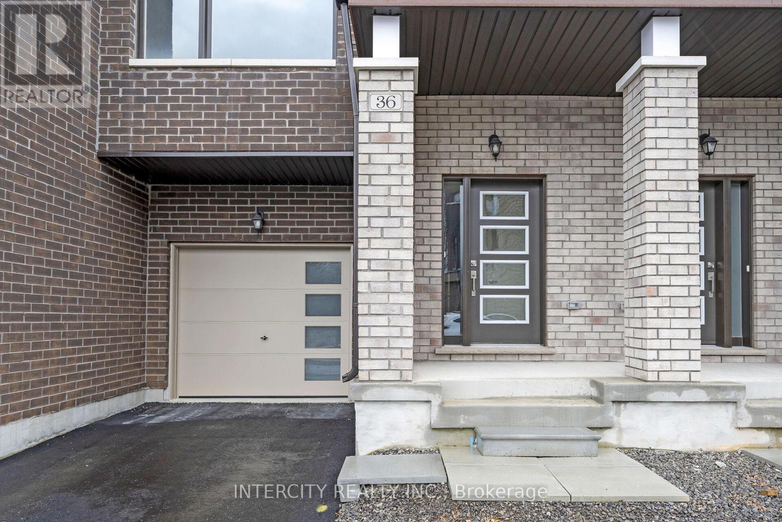 36 Queenpost Drive, Brampton (Credit Valley), Ontario  L6Y 6L2 - Photo 2 - W12197937