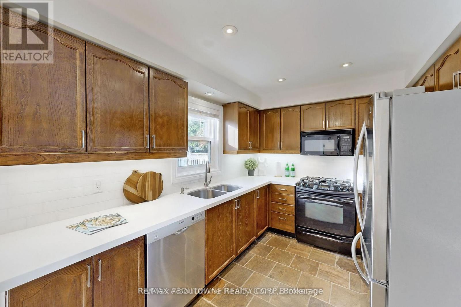 1534 Heritage Way, Oakville, Ontario  L6M 2Z7 - Photo 10 - W12197994