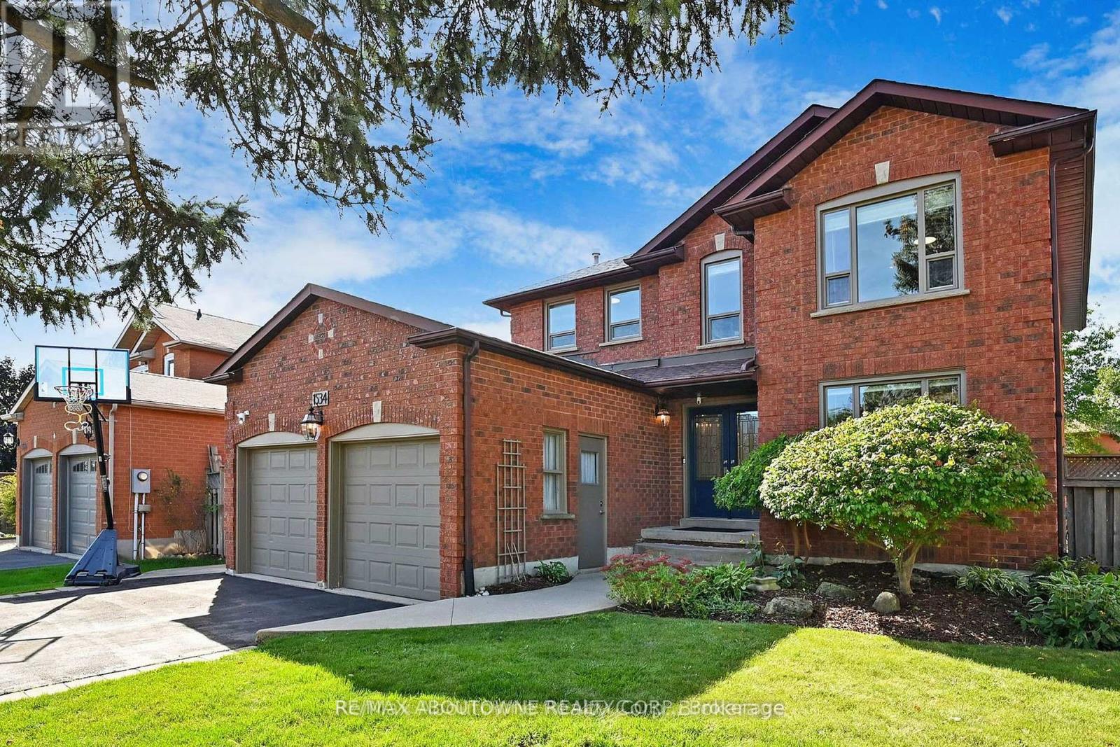 1534 Heritage Way, Oakville, Ontario  L6M 2Z7 - Photo 2 - W12197994