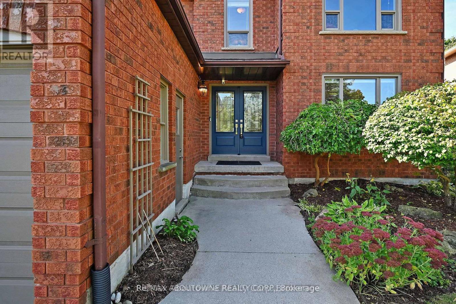 1534 Heritage Way, Oakville, Ontario  L6M 2Z7 - Photo 3 - W12197994