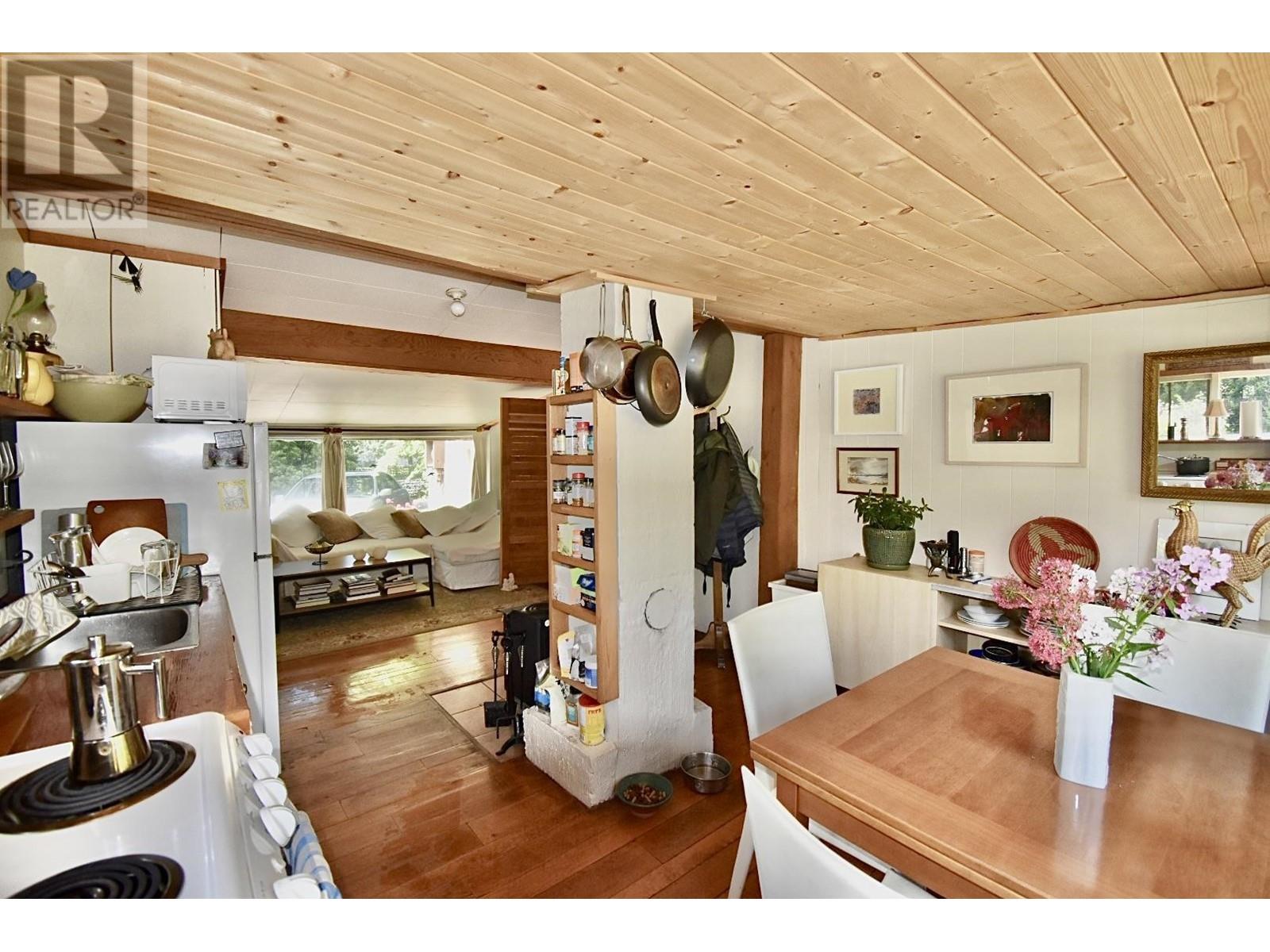 8084 Redrooffs Road, Halfmoon Bay, British Columbia  V7Z 1C7 - Photo 28 - R3011739