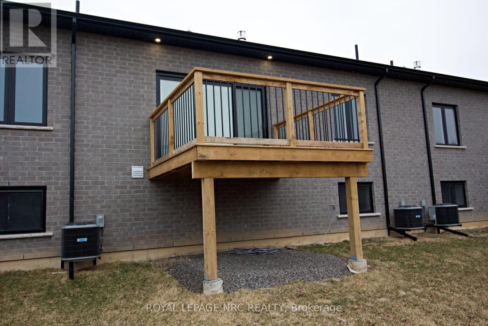 736 Clarence Street, Port Colborne, Ontario  L3K 0A8 - Photo 2 - X12198145