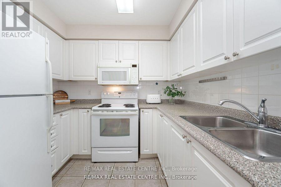 606 - 17 Michael Power Place, Toronto, Ontario  M9A 5G5 - Photo 14 - W12197747