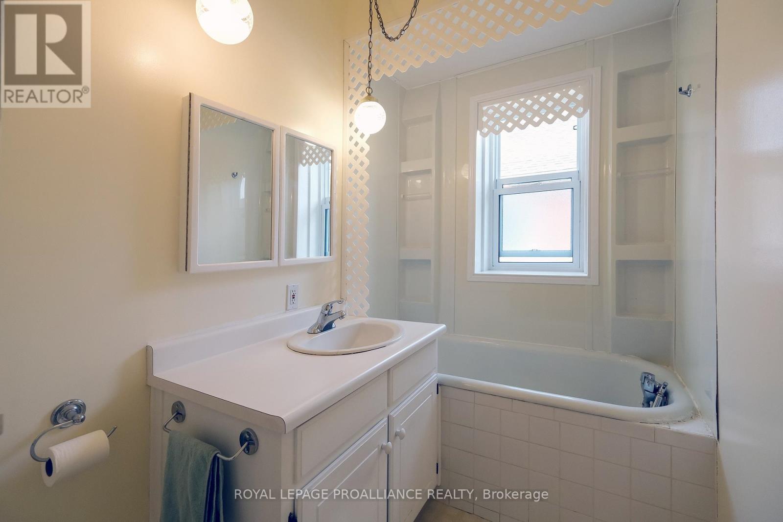53 Gordon Street, Belleville, Ontario  K8P 3E6 - Photo 18 - X12198307