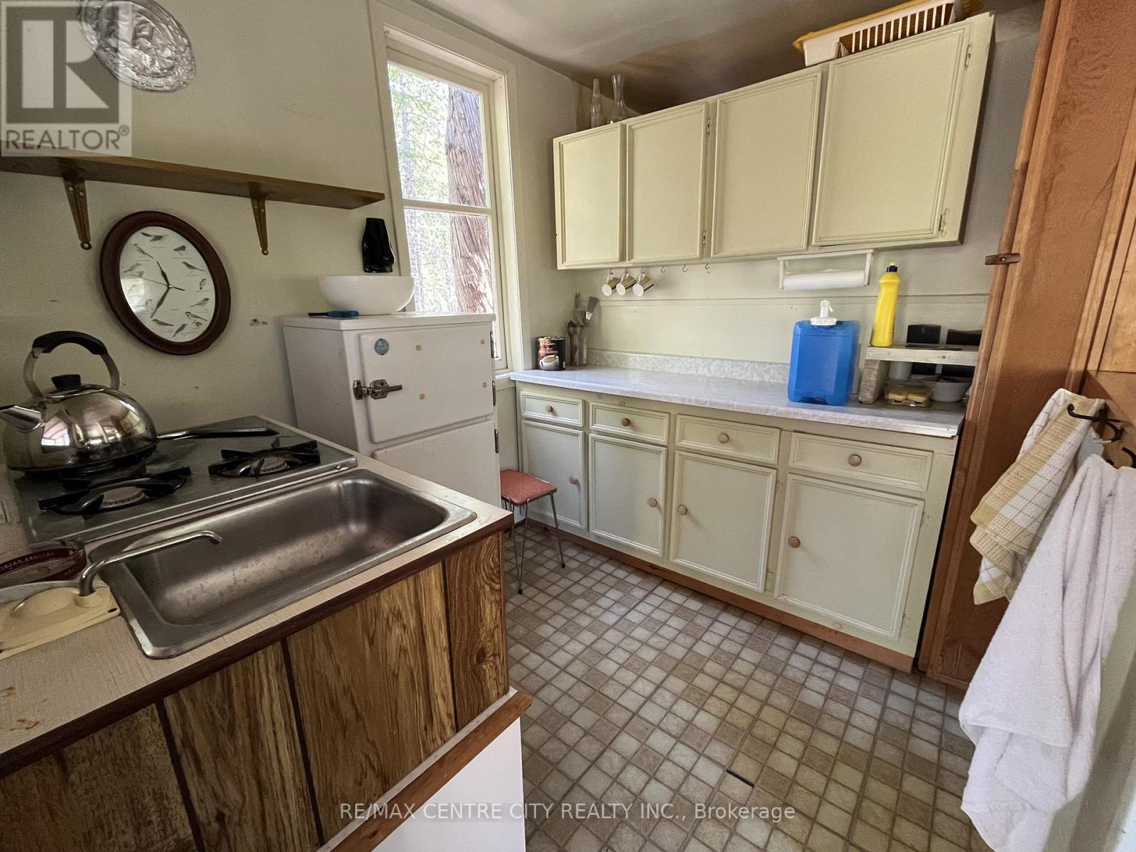 221 Dorcas Bay Road, Northern Bruce Peninsula, Ontario N0H 2R0 - Photo 9 - X12198378
