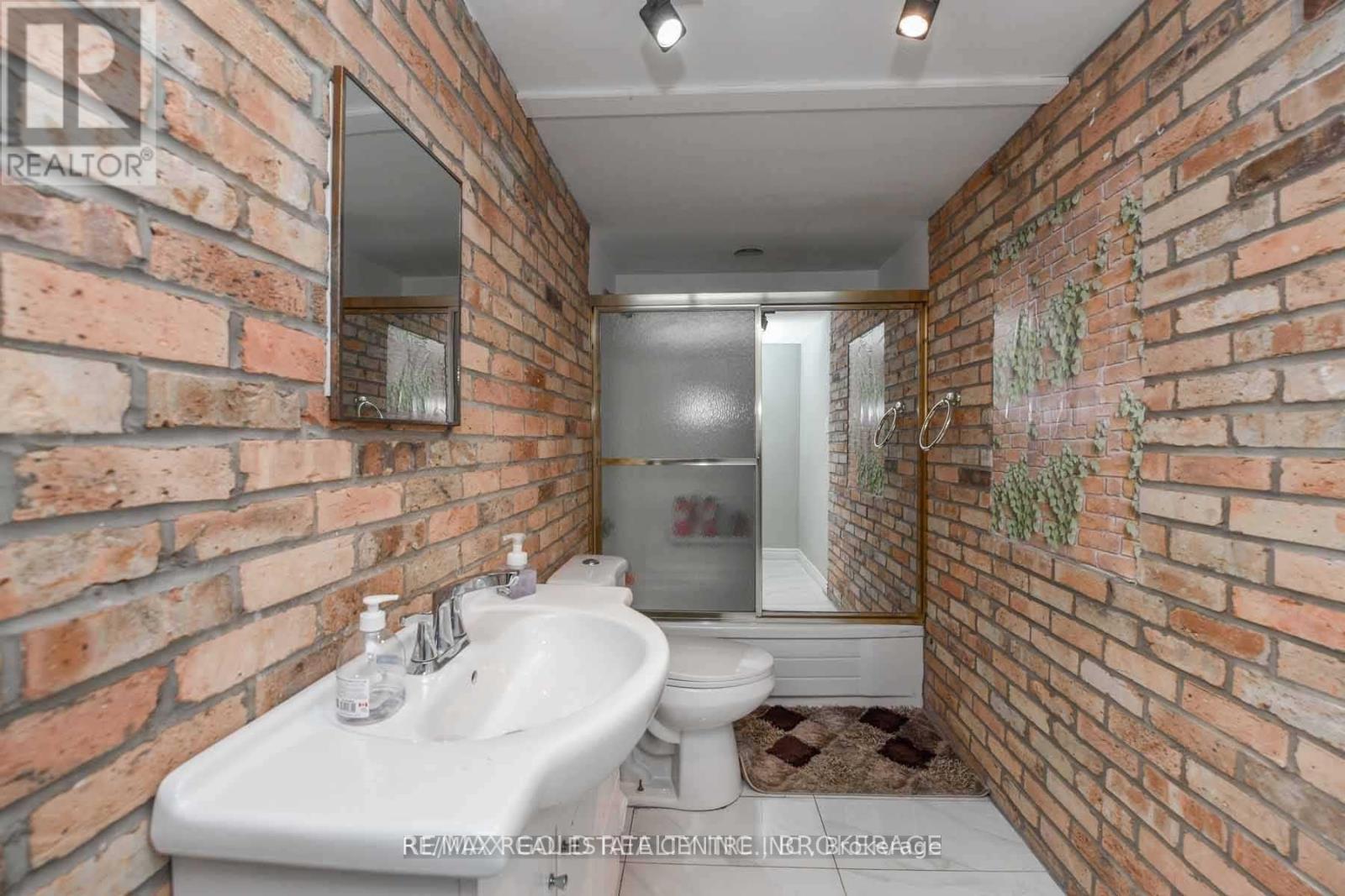27 Drury (Basement) Crescent, Brampton, Ontario  L6T 1L1 - Photo 5 - W12136920