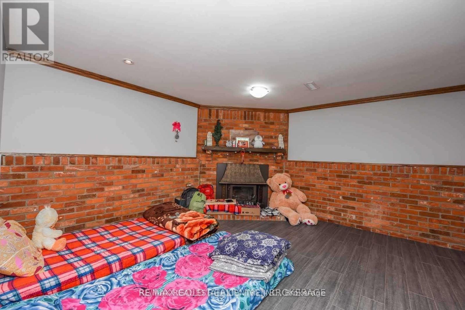 27 Drury (Basement) Crescent, Brampton, Ontario  L6T 1L1 - Photo 6 - W12136920