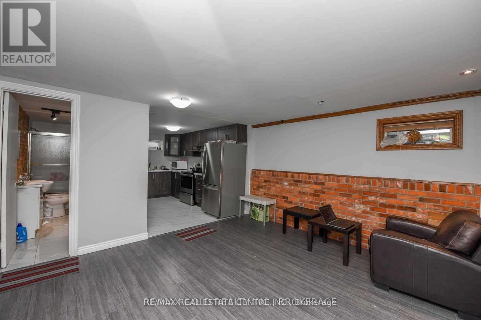 27 Drury (Basement) Crescent, Brampton, Ontario  L6T 1L1 - Photo 4 - W12136920