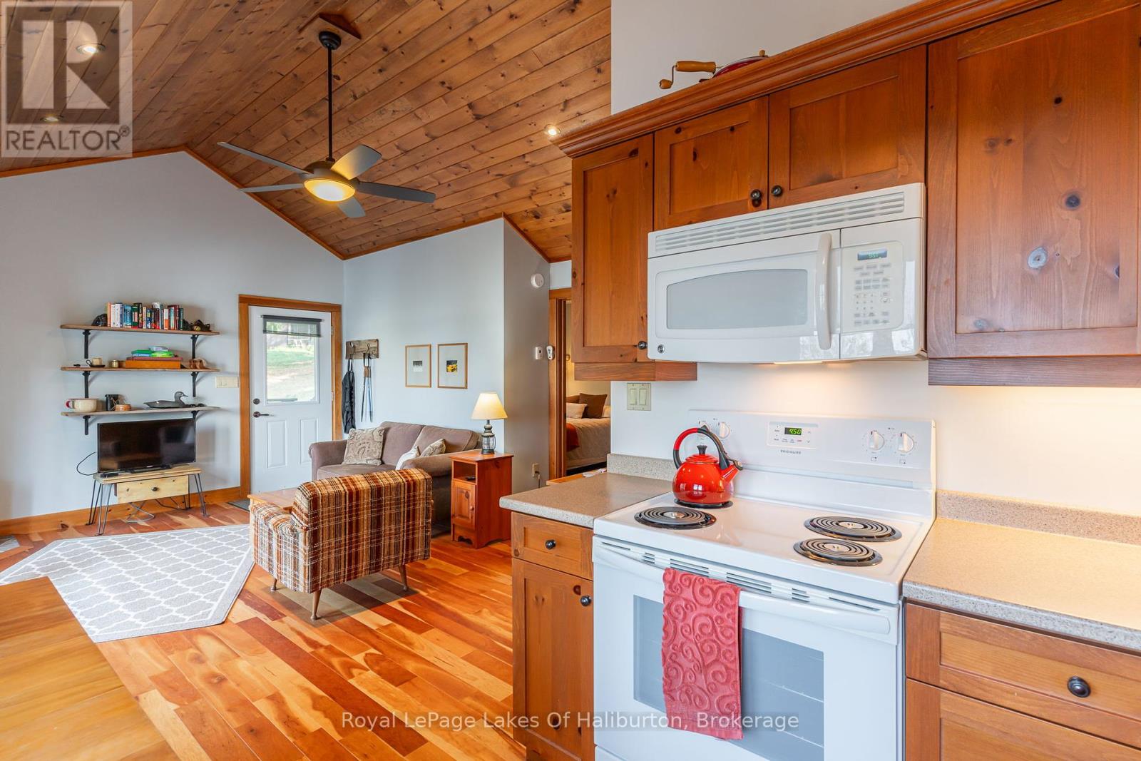 1070 Frank's Lane, Algonquin Highlands, Ontario K0M 1S0 - Photo 14 - X12198205