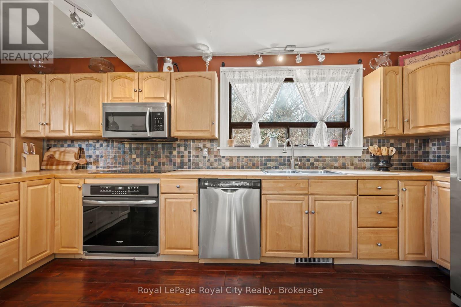 73 Queen Street, Puslinch, Ontario N1E 4R9 - Photo 8 - X12198206