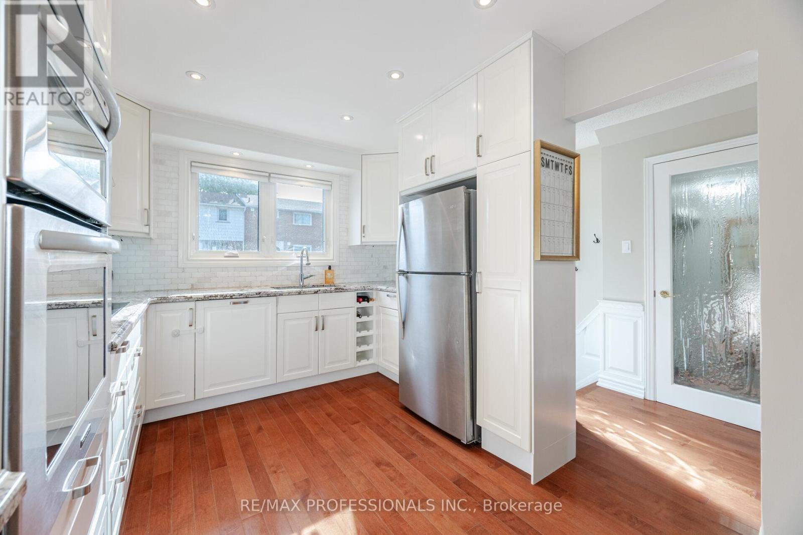 34 - 582 Renforth Drive, Toronto (Eringate-Centennial-West Deane), Ontario  M9C 3V9 - Photo 6 - W12198172