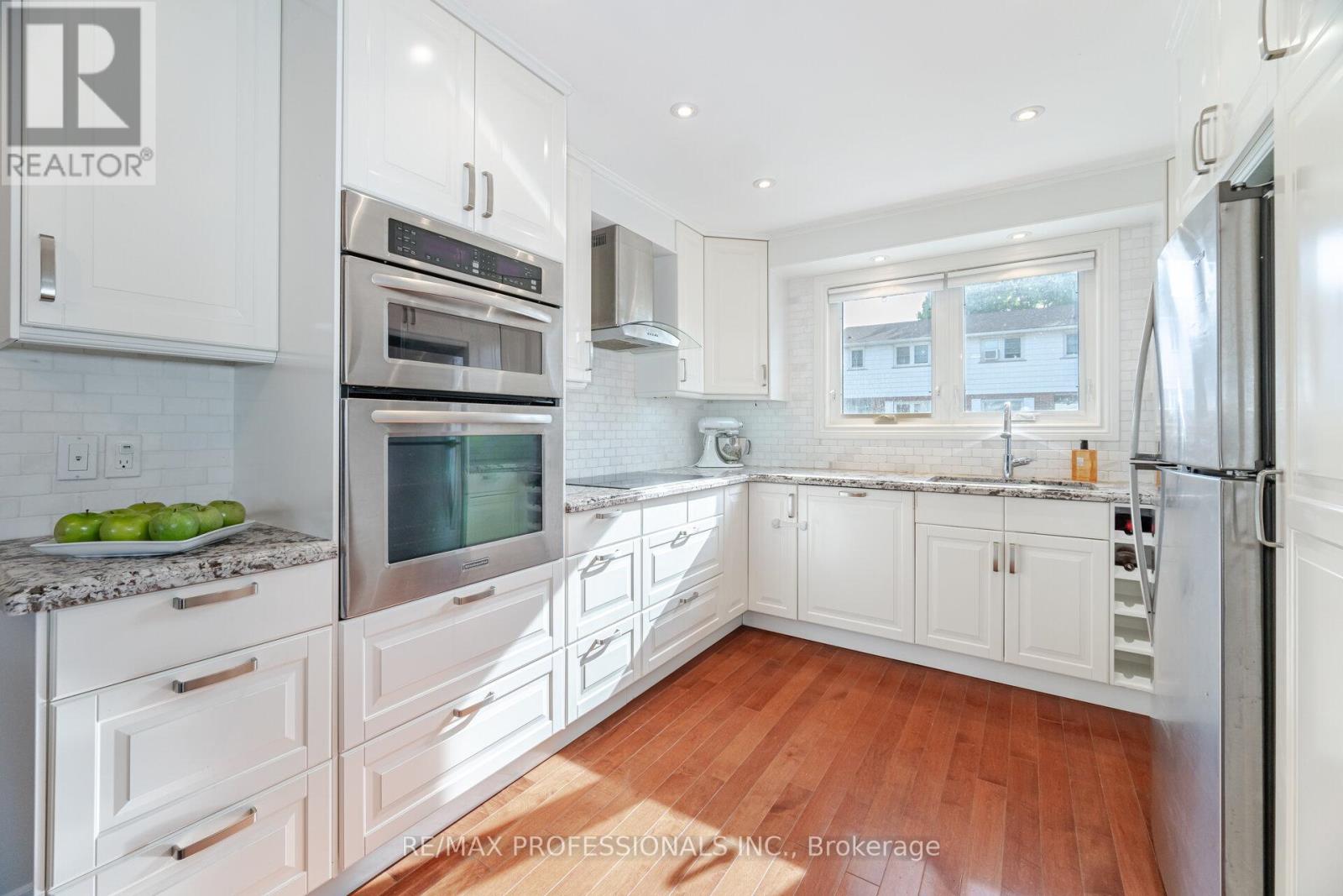 34 - 582 Renforth Drive, Toronto (Eringate-Centennial-West Deane), Ontario  M9C 3V9 - Photo 7 - W12198172