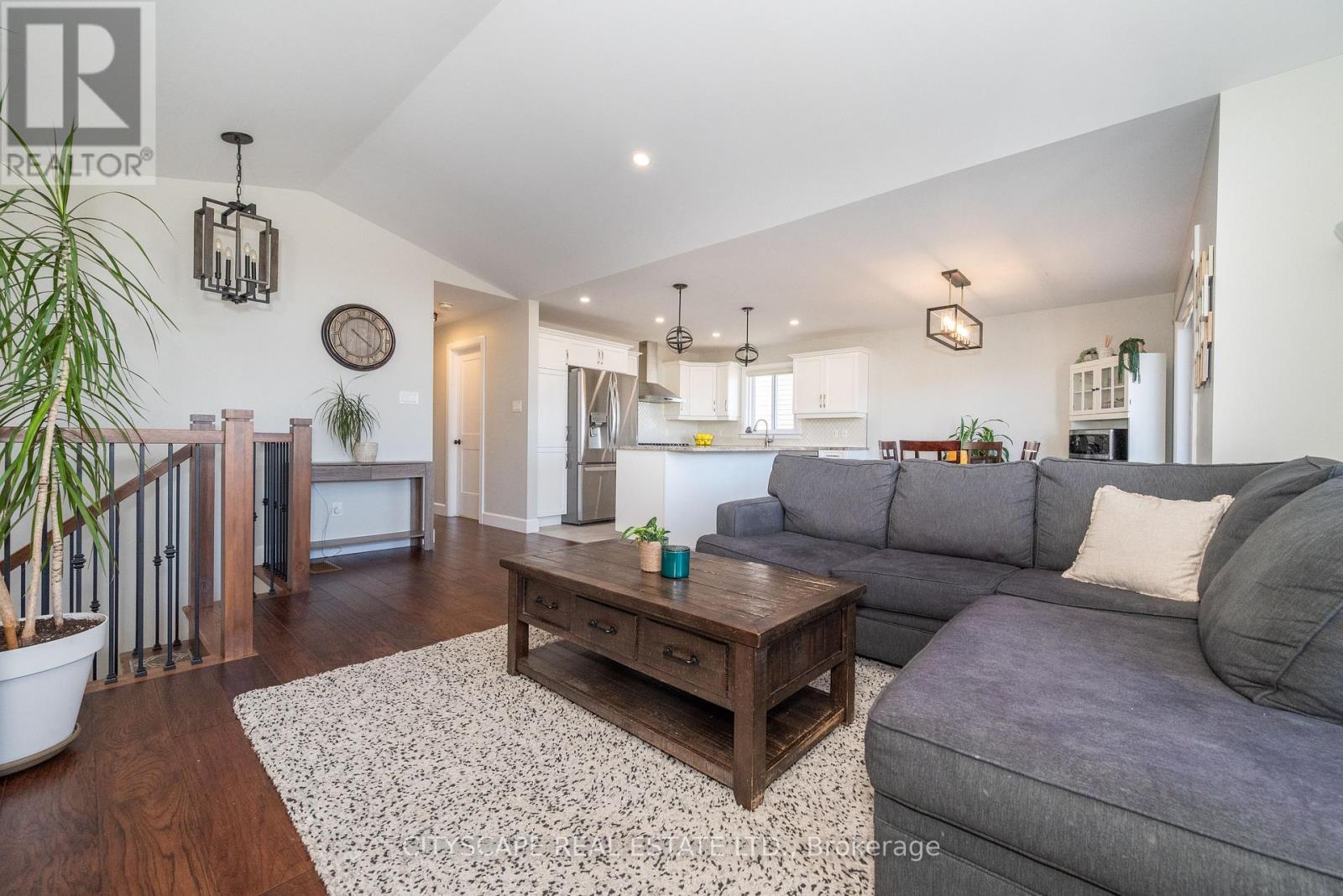 17 Drew Street, Petawawa, Ontario  K8H 0G4 - Photo 8 - X12198178
