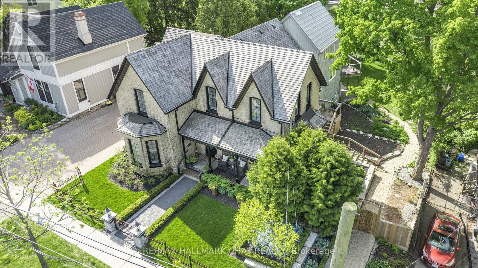 11 CATHERINE AVENUE, Aurora, Ontario