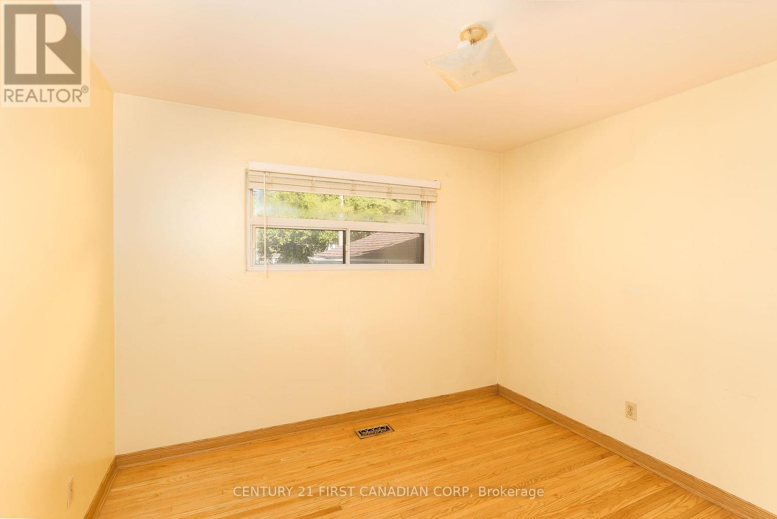 202 Renfro Crescent, London South, Ontario N5Z 3B7 - Photo 16 - X12198517