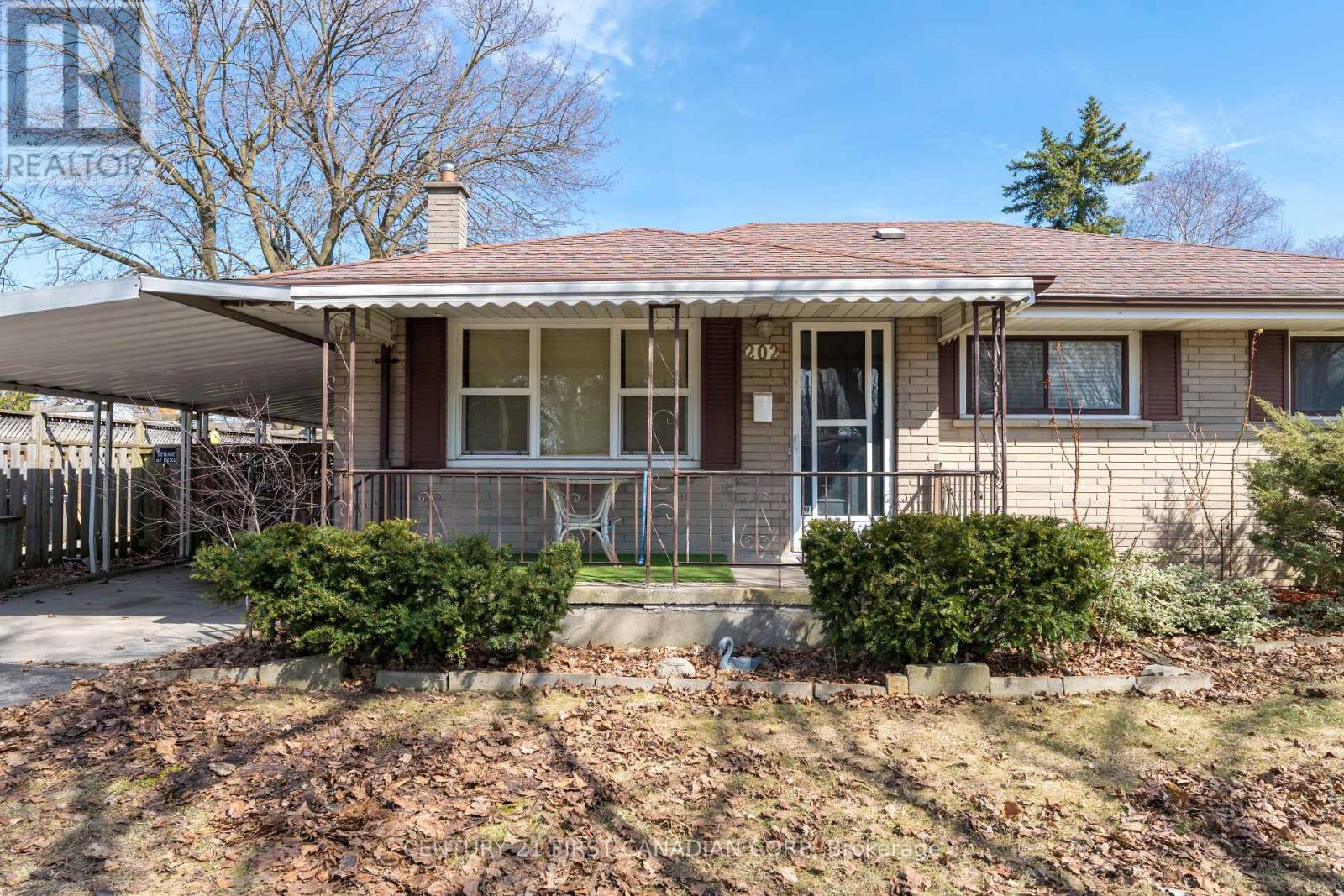 202 Renfro Crescent, London South, Ontario N5Z 3B7 - Photo 3 - X12198517