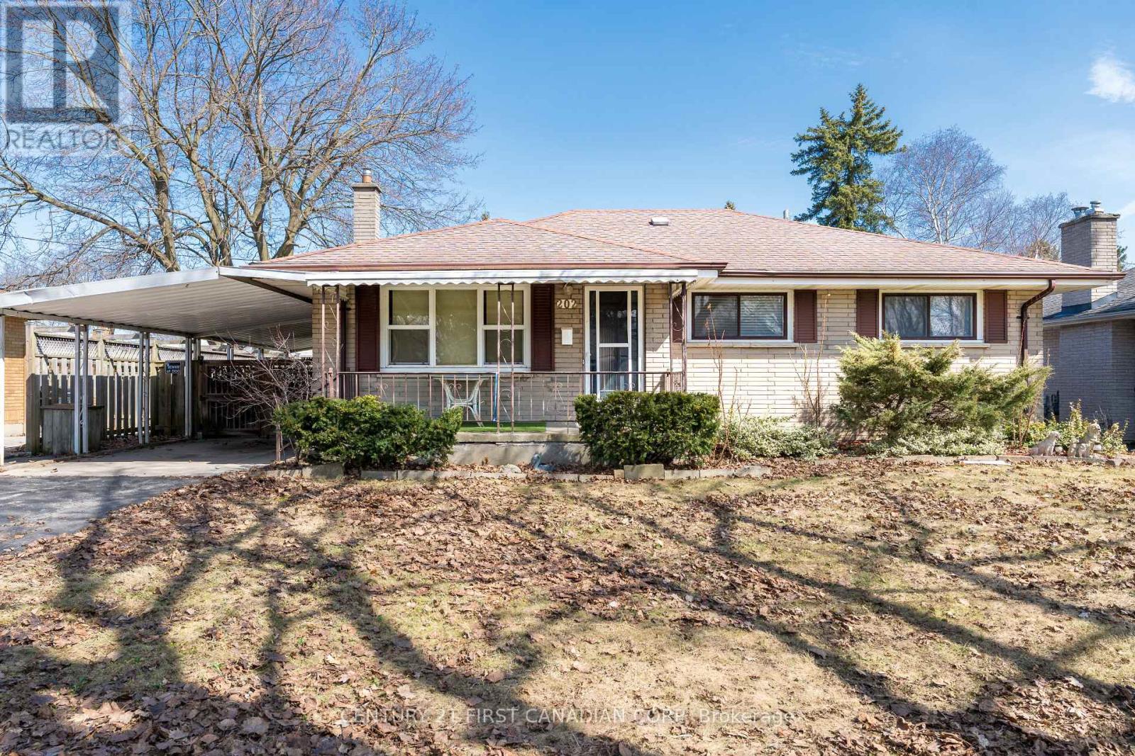 202 Renfro Crescent, London South, Ontario N5Z 3B7 - Photo 4 - X12198517