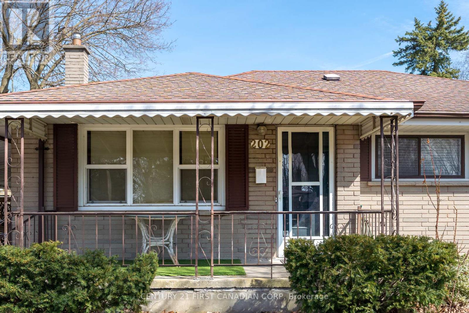 202 Renfro Crescent, London South, Ontario N5Z 3B7 - Photo 5 - X12198517