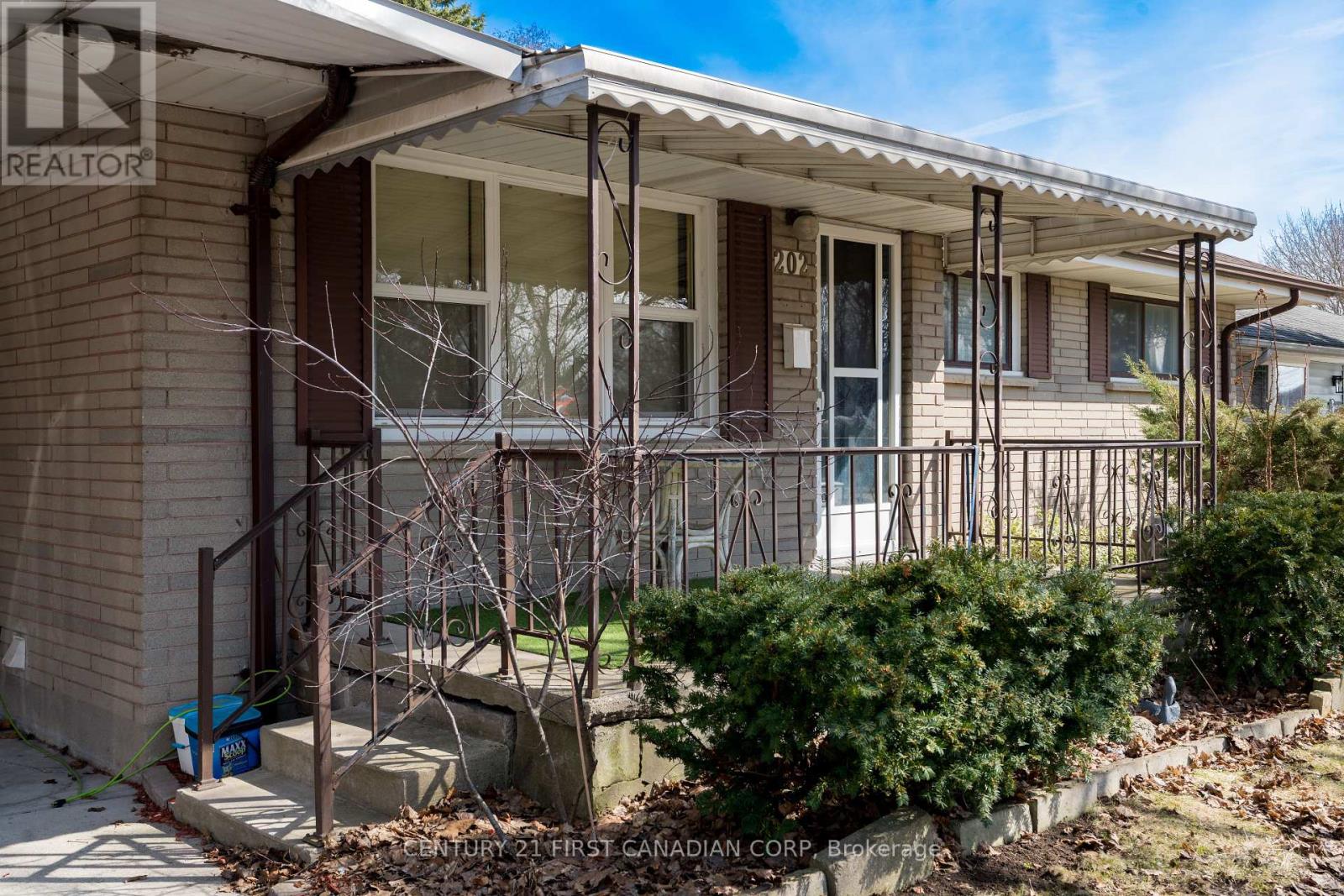 202 Renfro Crescent, London South, Ontario N5Z 3B7 - Photo 6 - X12198517