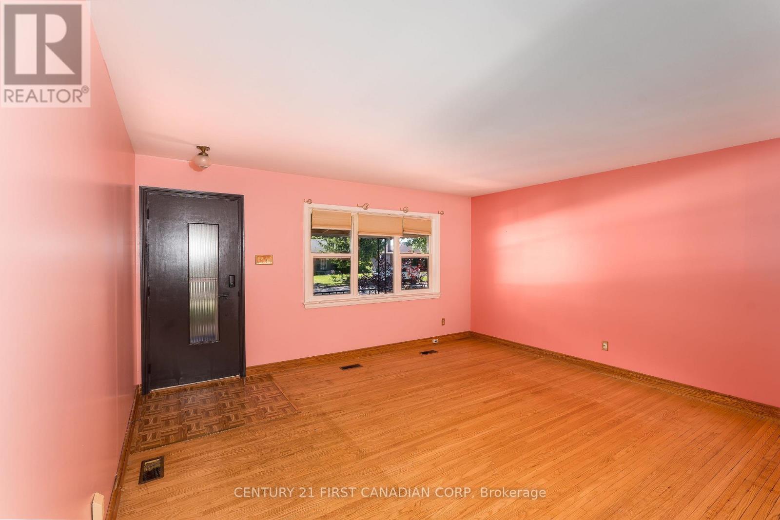 202 Renfro Crescent, London South, Ontario N5Z 3B7 - Photo 8 - X12198517
