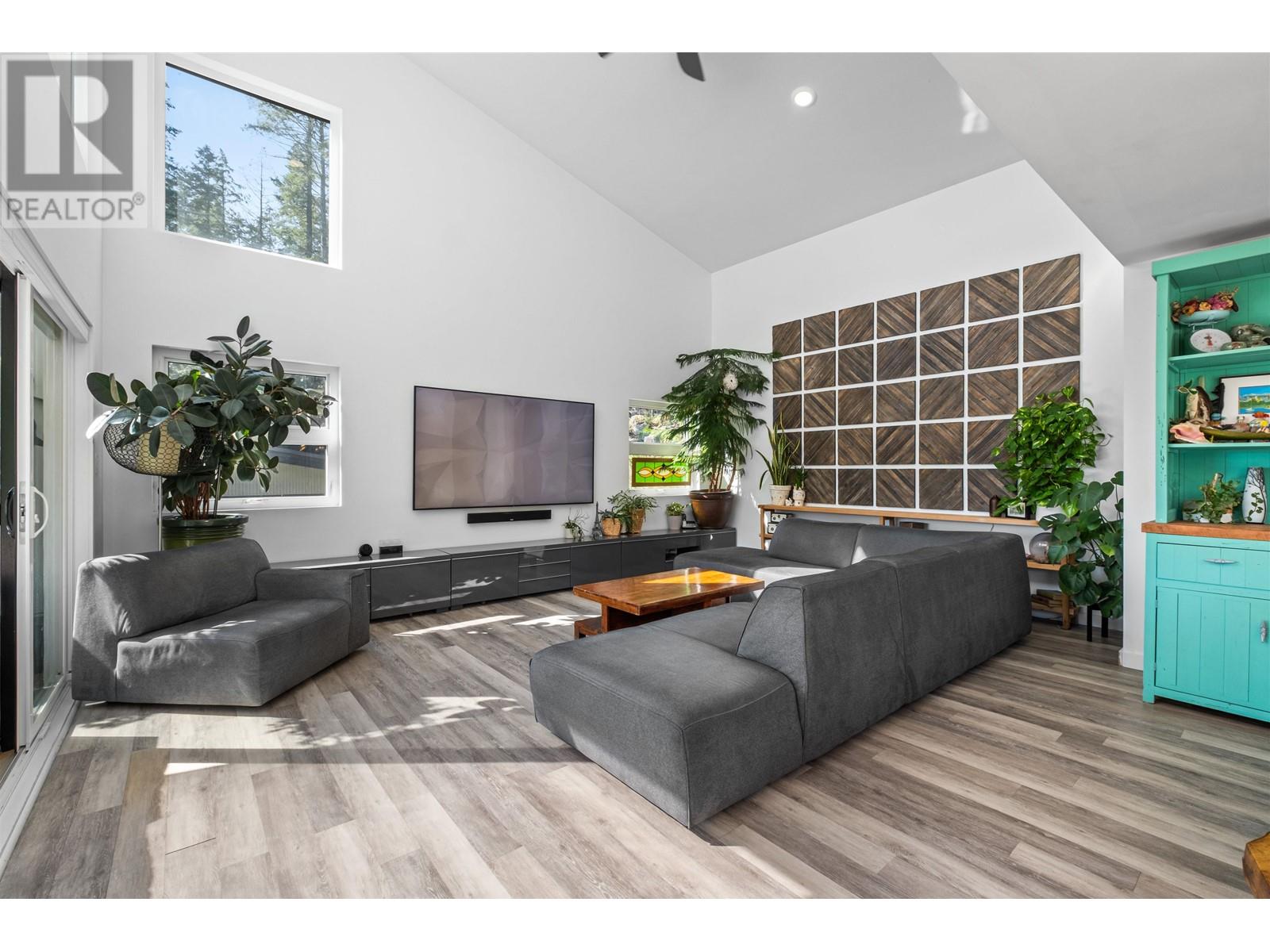 Property at 955 WINDJAMMER ROAD image 5