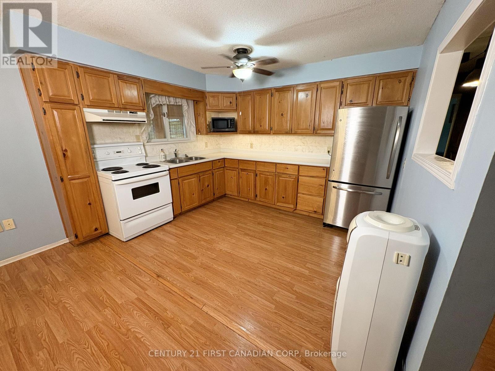 6096 Birch Lane, Lambton Shores (Kettle Point), Ontario  N0N 1J2 - Photo 11 - X12198134