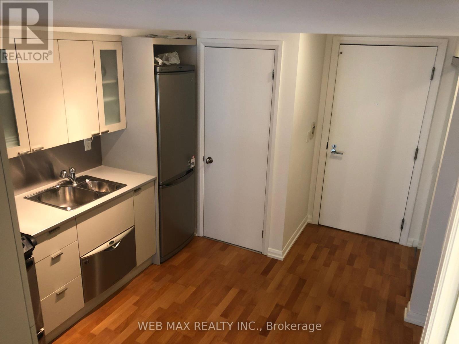 637 - 111 Elizabeth Street, Toronto, Ontario  M5G 1P7 - Photo 9 - C12198275