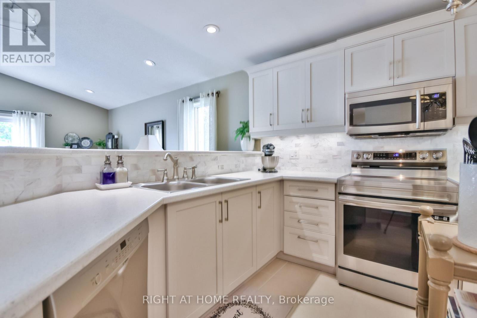 13 Couples Court, Barrie (East Bayfield), Ontario  L4M 6V5 - Photo 9 - S12198352