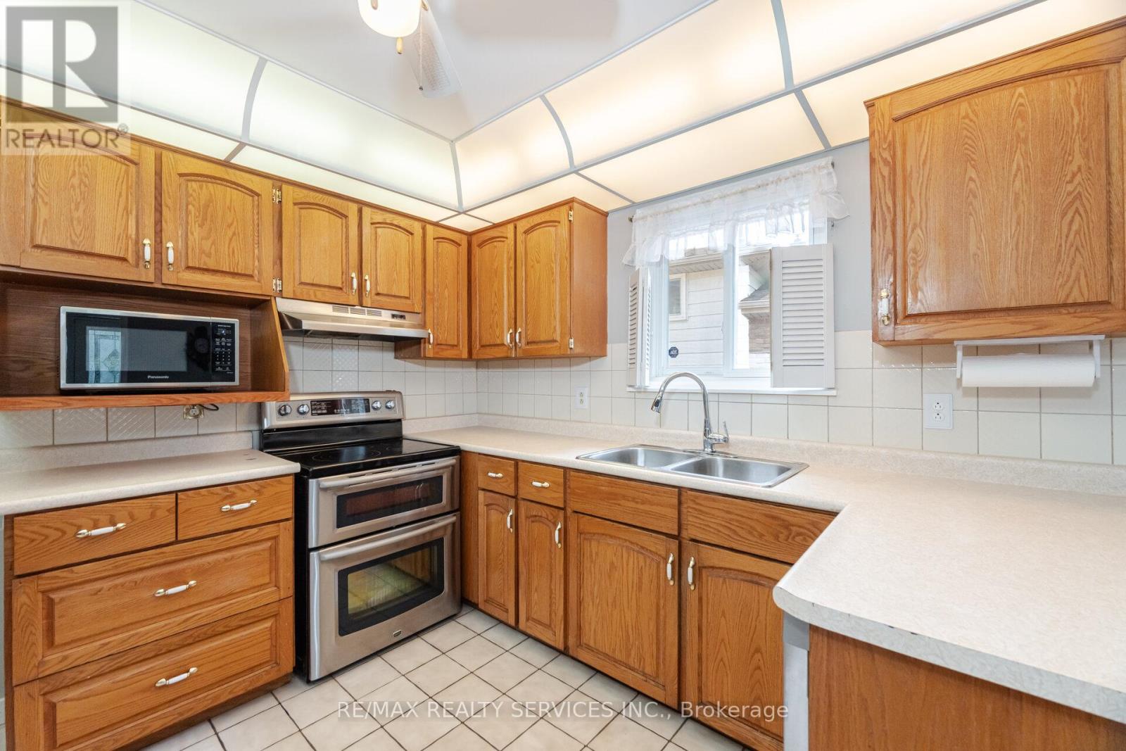 10 Gatewood Drive, Brampton, Ontario  L6S 1Y9 - Photo 17 - W12198211