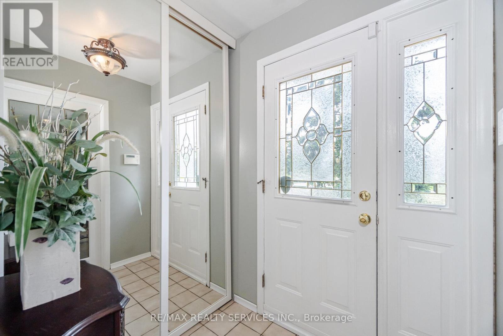10 Gatewood Drive, Brampton (Northgate), Ontario  L6S 1Y9 - Photo 6 - W12198211