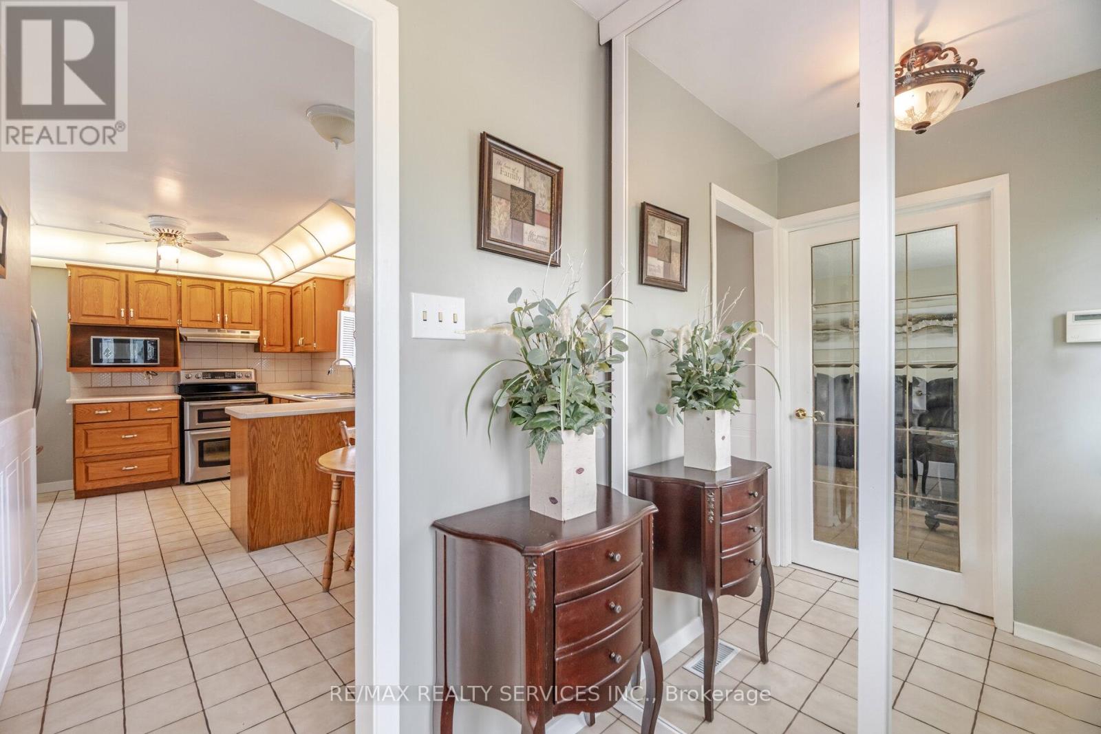 10 Gatewood Drive, Brampton, Ontario  L6S 1Y9 - Photo 7 - W12198211