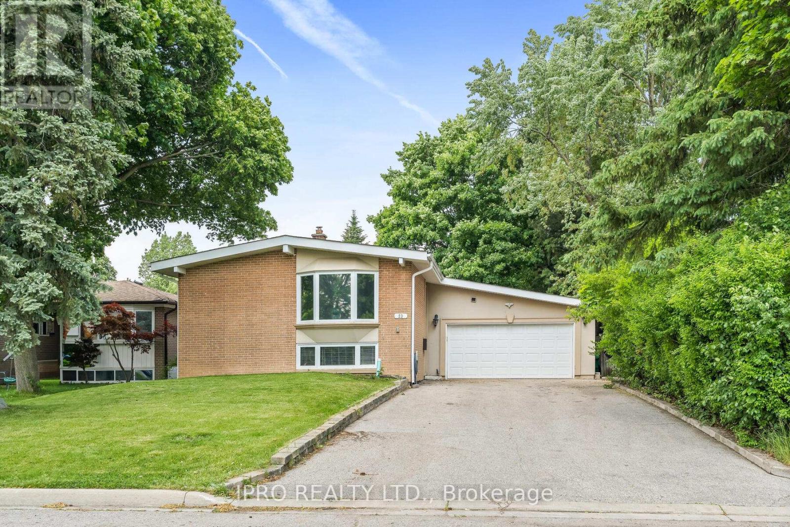 23 Stanley Court, Brampton (Brampton South), Ontario  L6Y 2B1 - Photo 1 - W12198225