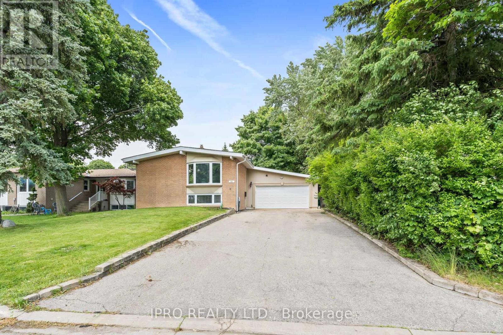 23 Stanley Court, Brampton, Ontario  L6Y 2B1 - Photo 2 - W12198225