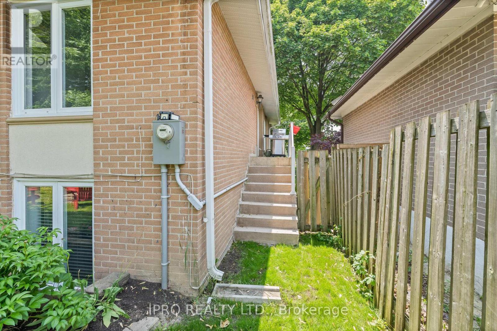 23 Stanley Court, Brampton (Brampton South), Ontario  L6Y 2B1 - Photo 33 - W12198225