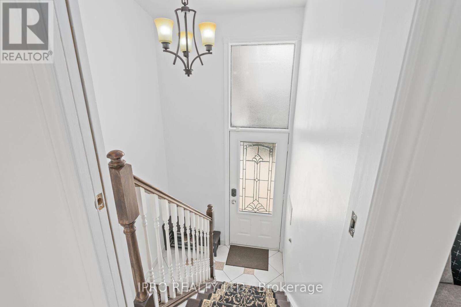 23 Stanley Court, Brampton (Brampton South), Ontario  L6Y 2B1 - Photo 5 - W12198225