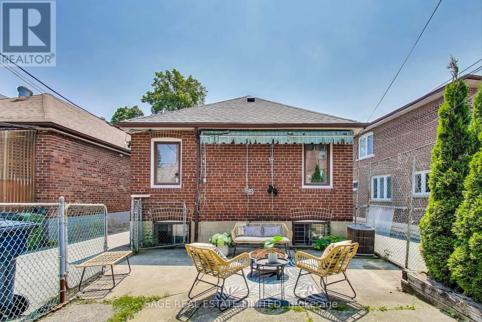 124 Branstone Road, Toronto (Caledonia-Fairbank), Ontario  M6E 4E5 - Photo 32 - W12198294